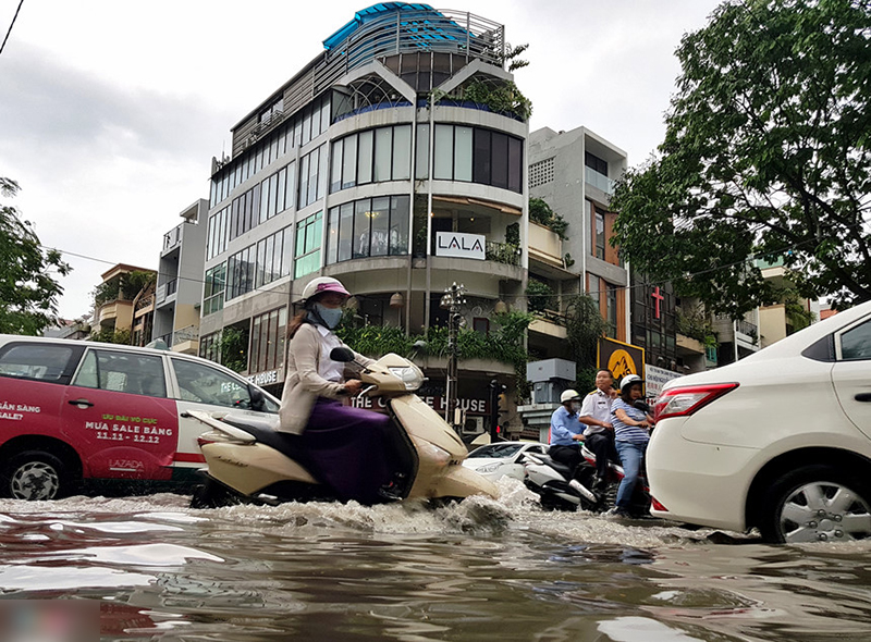 Xe cộ chết máy, ngã nhào khi triều cường gây ngập trung tâm Sài Gòn